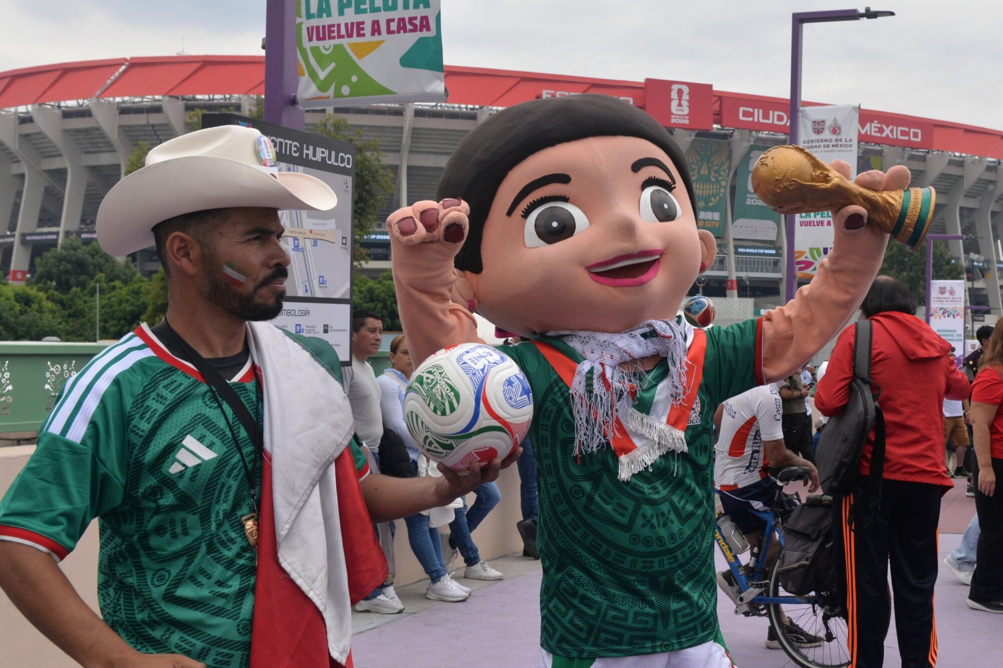 サッカーワールドカップ(W杯)の開幕前日にメキシコ市スタジアムの前に集まったサッカーファンの人たち=2026年6月10日、メキシコ市、田村剛撮影