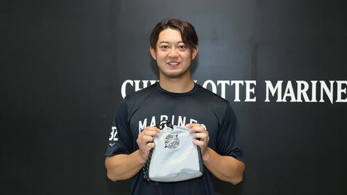 マリーンズ夏祭巾着を持つ佐藤都志也