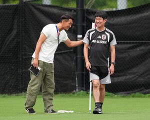 練習前談笑する森保一監督(右)と藤枝槙野智章監督(撮影･足立雅史)