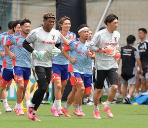 ランニングする、左からGK鈴木彩艶、長友佑都、GK大迫敬介ら(撮影･足立雅史)