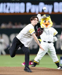 ソフトバンク対オリックス　セレモニアルピッチで見事な投球を見せた中田璃士(撮影･梅根麻紀)