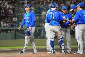 中日対DeNA 6回裏中日1死一、二塁、DeNA先発の入江大生(左)はマウンドを降りる(撮影･森本幸一)
