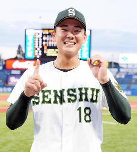 東洋大対専大　10奪三振で東洋大に勝利した専大･梅沢翔大は10の文字を手で作る(撮影･小島史椰)