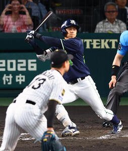 阪神対ヤクルト　8回表ヤクルト1死満塁、岩田幸宏は逆転2点適時二塁打を放つ(撮影･上田博志)
