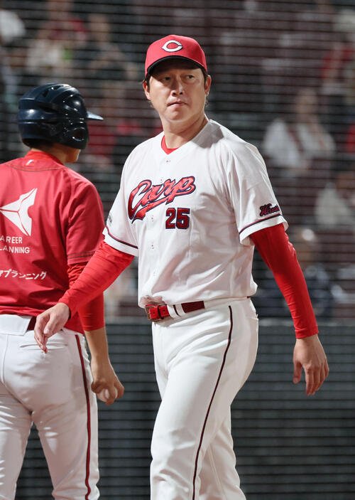 広島対巨人　8回裏終了時、交代を告げる新井貴浩監督(撮影･加藤孝規)