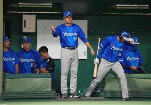 中日対DeNA 7回表DeNA1死一、三塁、相川亮二監督(中央)は代打を告げる(撮影･森本幸一)