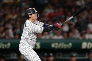 阪神対ヤクルト　8回裏阪神2死一塁、右中間へ2点本塁打を放つ大山悠輔(撮影･前田充)