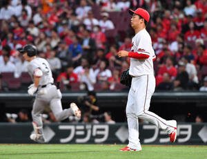 広島対巨人　3回表巨人2死二塁、松本剛(左)に左前適時打を打たれた玉村昇悟(撮影･岩下翔太)