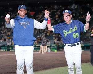 阪神対ヤクルト　来日初勝利のヤクルトヘスス･リランソ(左)は、池山隆寛監督と記念撮影(撮影･上山淳一)