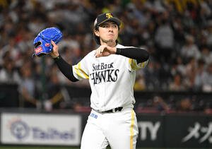 ソフトバンク対オリックス　5回表終了後、失点を許し厳しい表情でベンチに戻る上沢直之(撮影･林敢治)