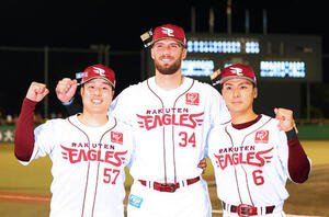 楽天対西武　勝利を喜ぶ、左から楽天滝中瞭、カーソン･マッカスカー、村林一輝(撮影･野上伸悟)