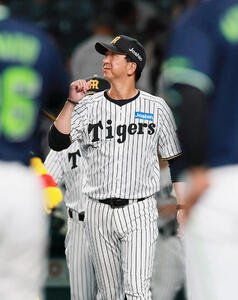 阪神対ヤクルト　グラウンドに出てファンへあいさつに向かう阪神藤川球児監督(撮影･上山淳一)