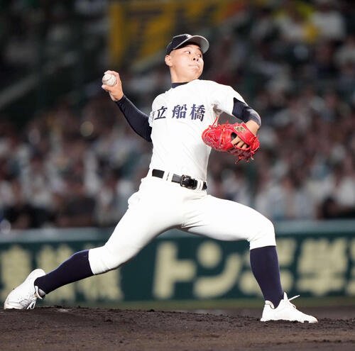 25年8月、明豊戦で力投する市船橋先発の諸岡杜和