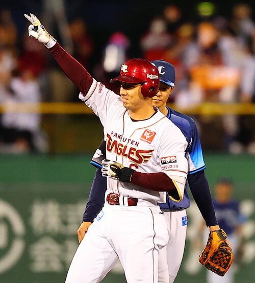 楽天対西武　3回裏楽天1死一、二塁、2点適時二塁打を放った村林一輝は、塁上でポーズを決める(撮影･野上伸悟)
