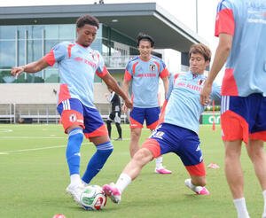 ボール回しする上田綺世(中央)と鎌田大地(右)ら(撮影･足立雅史)
