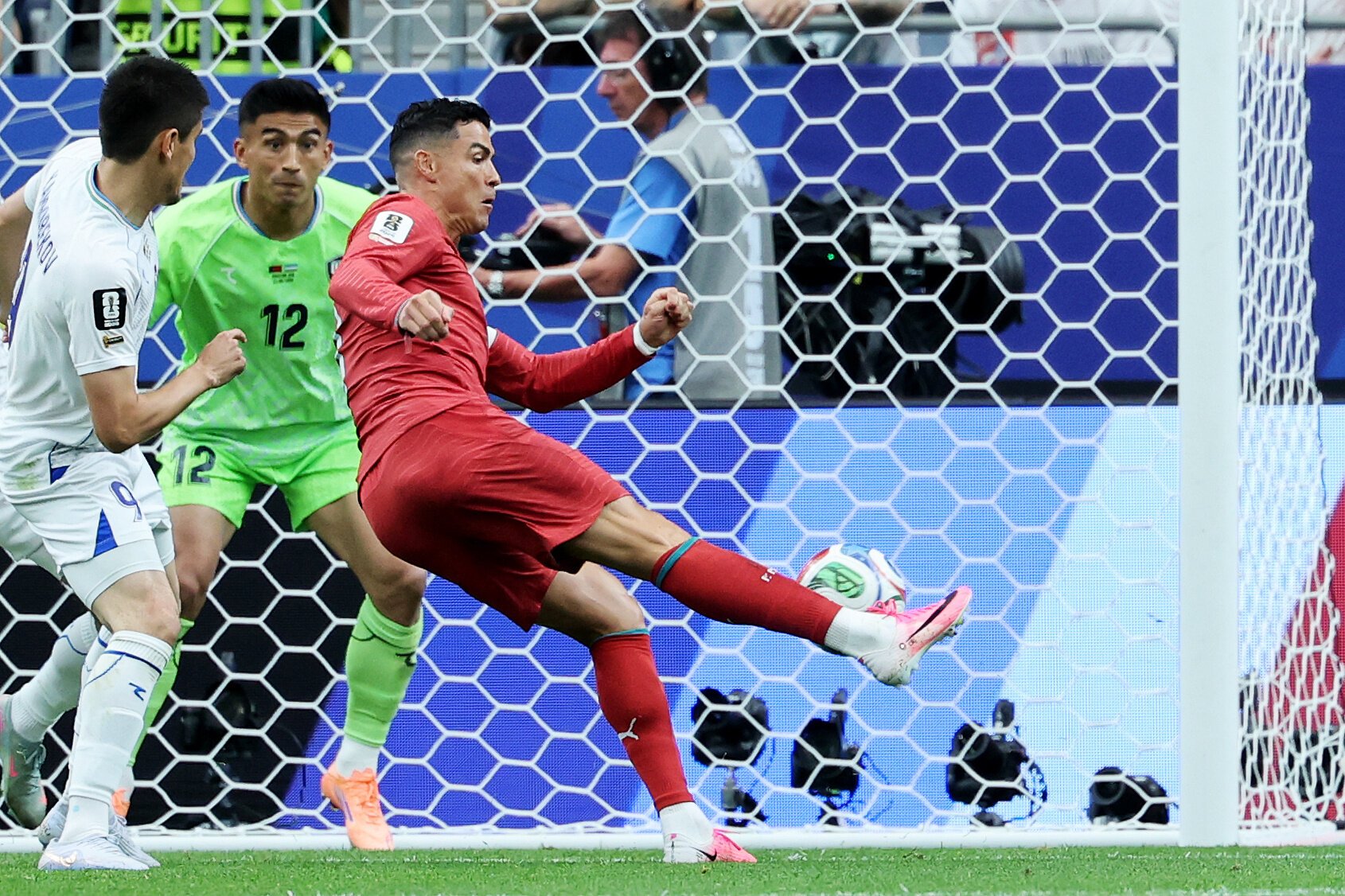 サッカーワールドカップ北中米大会　グループリーグK組　ポルトガル―ウズベキスタン　前半、先制ゴールを決めるポルトガルのクリスティアノ･ロナルド=内田光撮影