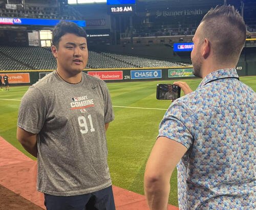 練習後、米メディアから取材を受ける佐々木麟太郎
