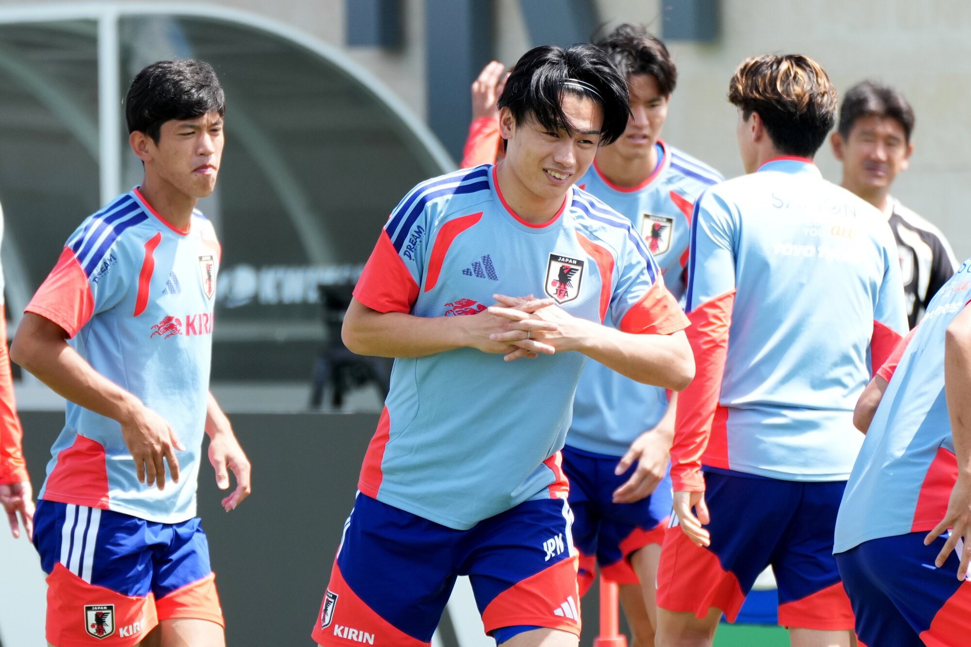 サッカーワールドカップ北中米大会のスウェーデン戦に向けて練習する日本代表の上田綺世(中央)ら=西岡臣撮影