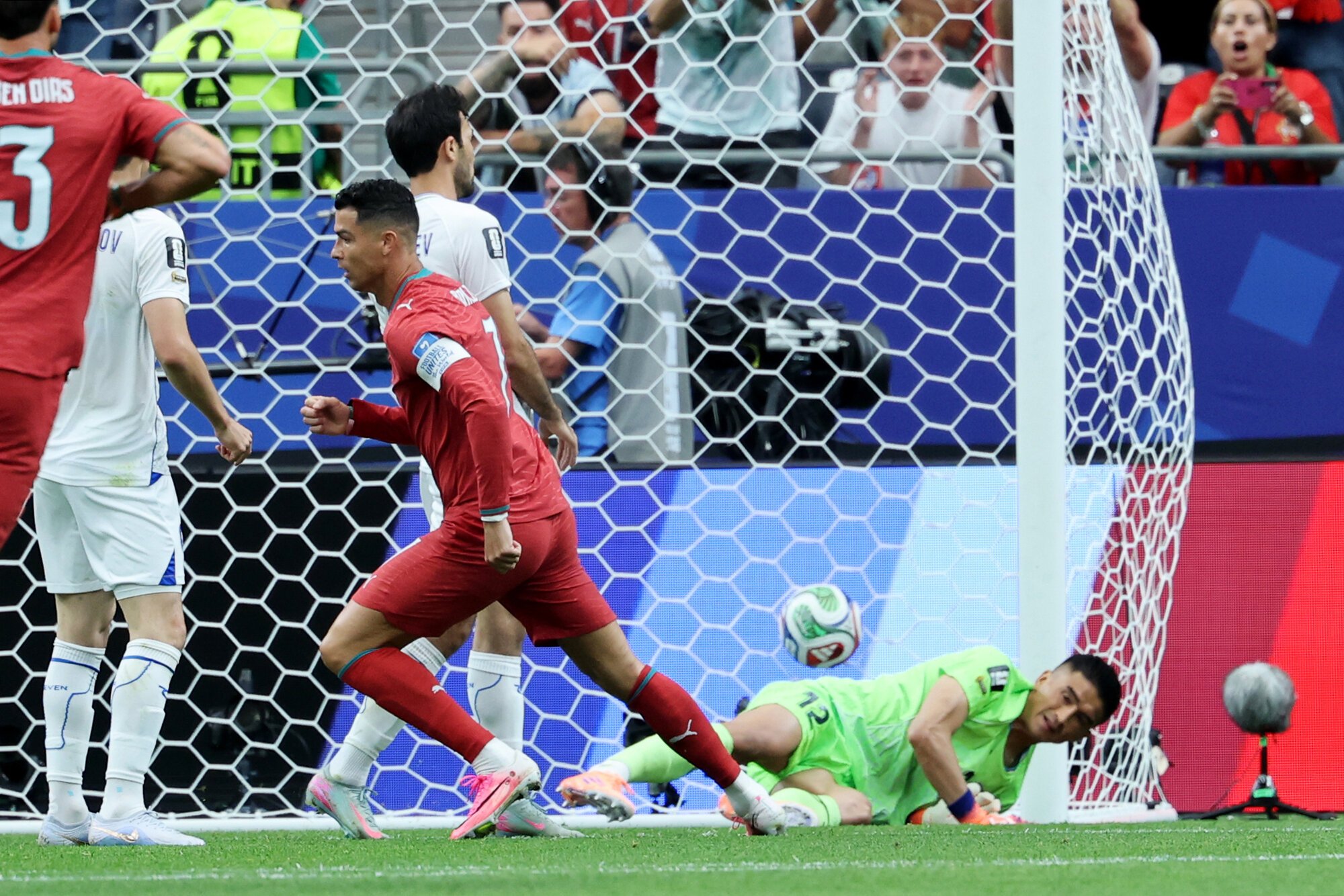 サッカーワールドカップ北中米大会　グループリーグK組　ポルトガル―ウズベキスタン　前半、先制ゴールを決めて駆け出すポルトガルのクリスティアノ･ロナルド=内田光撮影