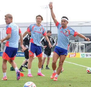 ボール回しする、左から田中碧、堂安律、板倉滉、長友佑都(撮影･足立雅史)