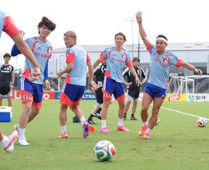 ボール回しする、左から田中碧、堂安律、板倉滉、長友佑都(撮影･足立雅史)
