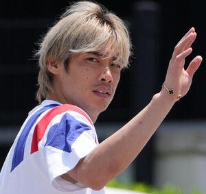 練習後、集まったファンの声援に手を振って応える伊東純也(撮影･足立雅史)