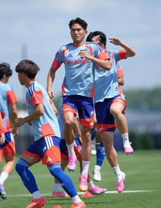 体を動かす渡辺剛(撮影･足立雅史)