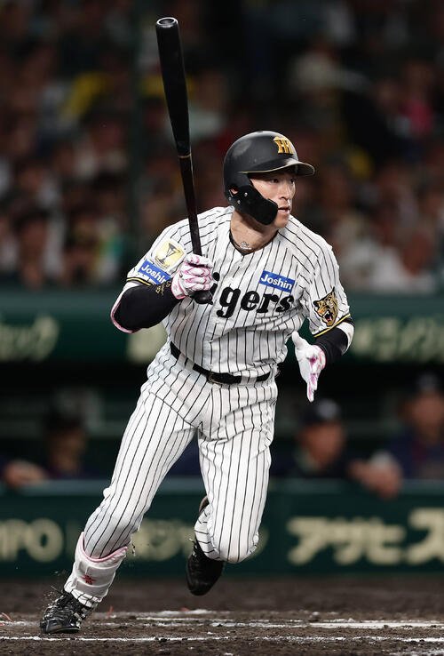 2026年6月23日、ヤクルト戦の7回表阪神無死、右前打を放つ福島圭音