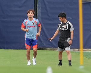 調整する久保建英(左)(撮影･足立雅史)(26年6月22日)