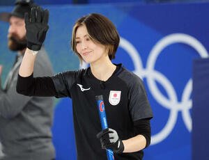 ミラノ･コルティナ五輪カーリング女子　日本対スウェーデン　声援に応える吉村紗也香(2026年2月)
