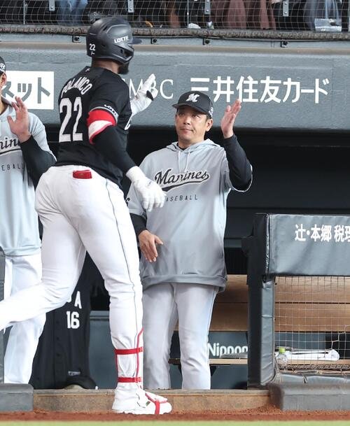 日本ハム対ロッテ　7回表、2点本塁打を放ったポランコを出迎えるサブロー監督(撮影･黒川智章)