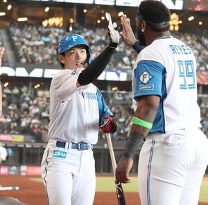 日本ハム対ロッテ　5回裏、本塁打を放ちナインに出迎えられる野村佑希(撮影･黒川智章)