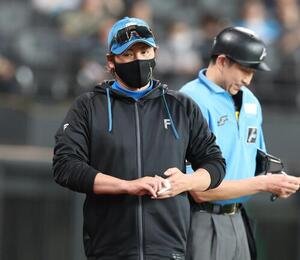 日本ハム対ロッテ　選手交代を告げる新庄剛志監督(撮影･黒川智章)