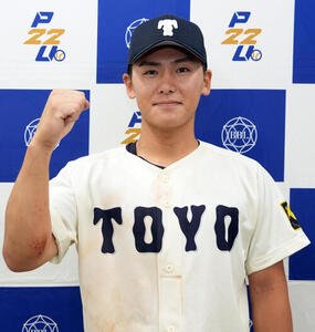 専大対東洋大　専大にサヨナラ勝ちしガッツポーズで写真に納まる東洋大･山内教輔(撮影･小島史椰)