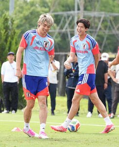 笑顔を見せる伊東純也(左)と後藤啓介(撮影･足立雅史)