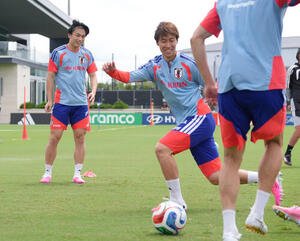 ボール回しする上田綺世(左)と鎌田大地(撮影･足立雅史)