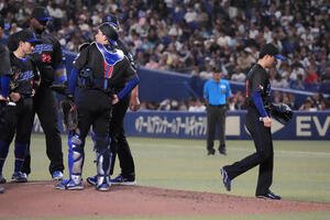 中日対DeNA 5回表DeNA1死満塁、中日先発の桜井頼之介(右)はマウンドを降りる(撮影･森本幸一)