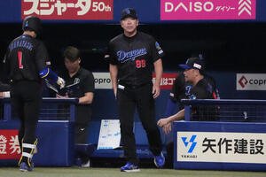 中日対DeNA　試合終了、井上一樹監督(中央)はベンチを出る(撮影･森本幸一)