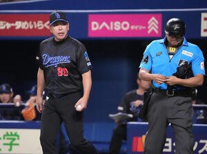 中日対DeNA 5回表DeNA1死満塁、井上一樹監督(左)は投手交代を告げる(撮影･森本幸一)