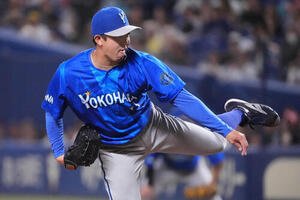 中日対DeNA 3回裏、力投するDeNA先発の東克樹(撮影･森本幸一)
