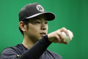 阪神対ヤクルト　キャッチボールで調整する阪神下村海翔(撮影･前田充)
