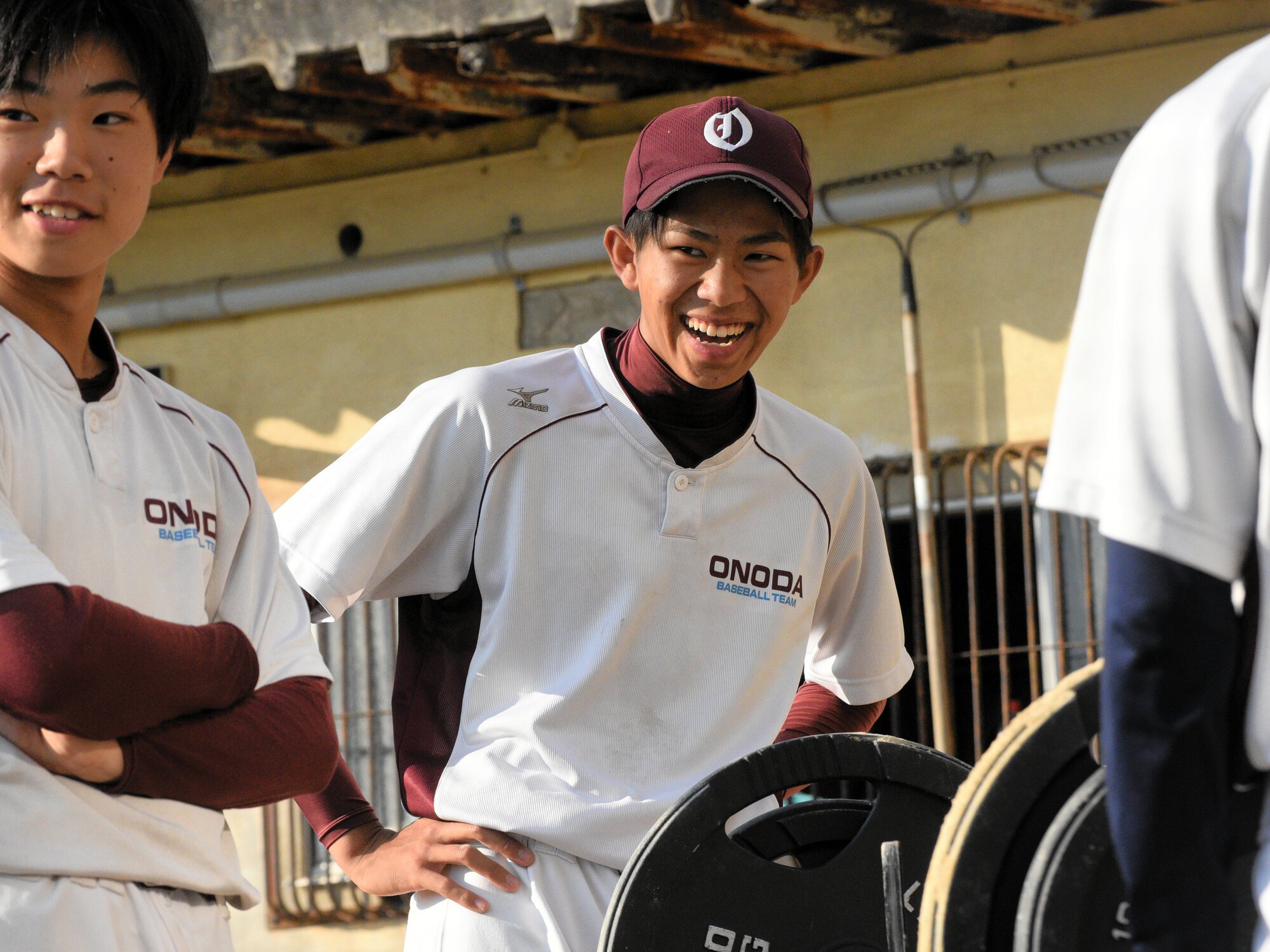 後輩たちと筋トレをする小野田の吉村隼梧選手=2026年6月10日、山口県山陽小野田市