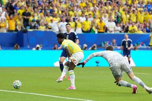 スコットランド戦の前半7分、先制ゴールを決めるブラジルFWビニシウス(AP)