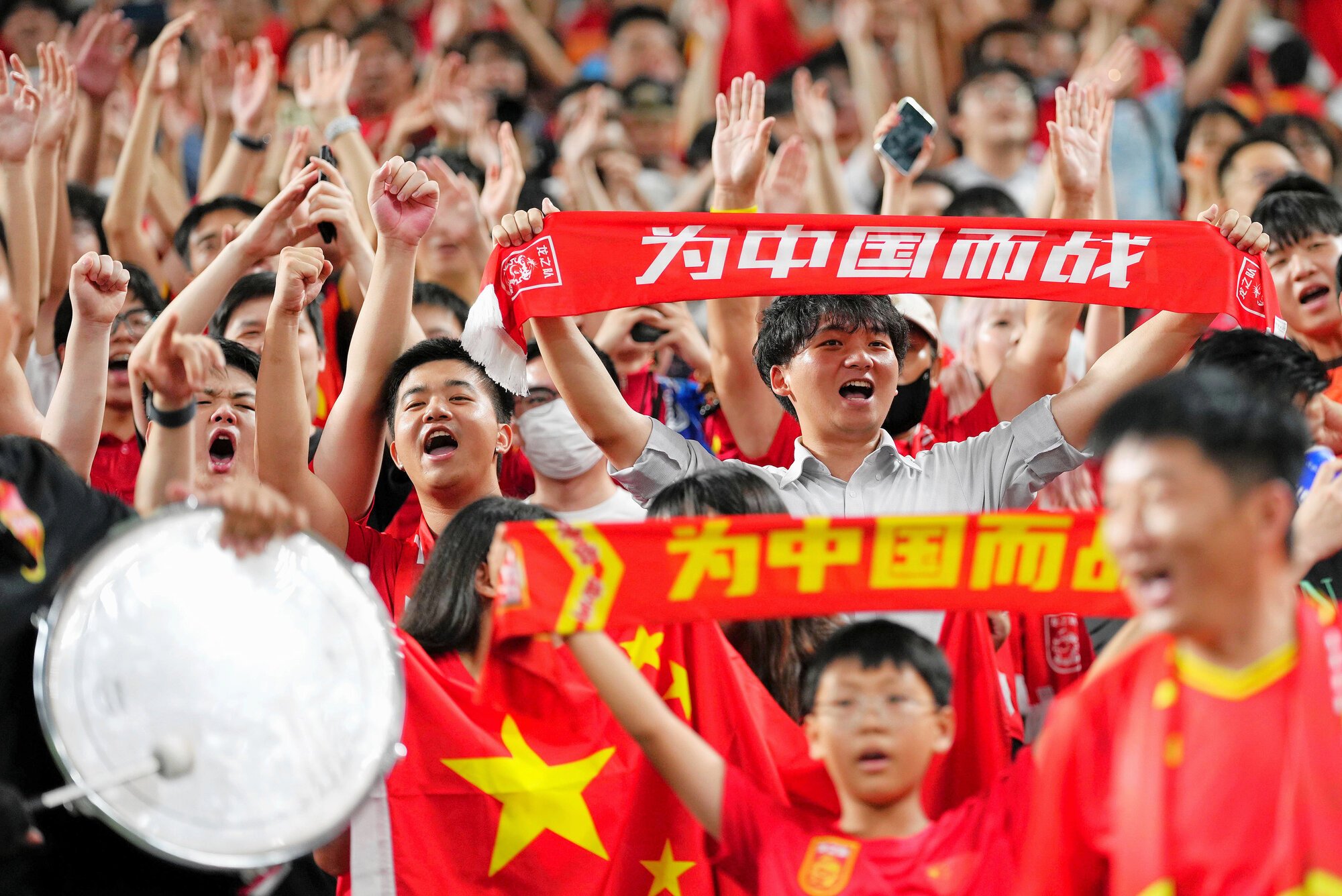 2024年9月5日、埼玉スタジアムであった2026年ワールドカップ(W杯)アジア最終予選でスタンドから中国代表に声援を送る人たち=新華社