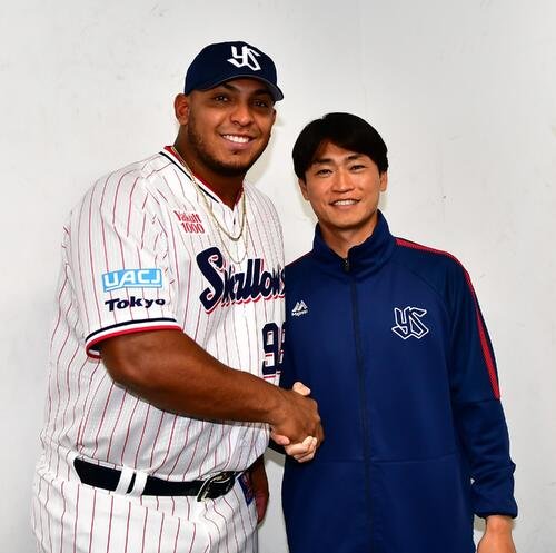 ヤクルトに新加入し、合流したヤクルトのセデーニョ(左)と青木宣親GM