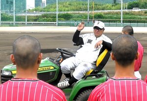 練習試合後、グラウンド整備車を止めてミーティングをする宮崎裕也監督(中央)。｢僕の方が選手から学び、育成してもらっている。功労賞とか恐れ多い｣と笑う=2026年6月19日午後4時45分、滋賀県米原市、真常法彦撮影