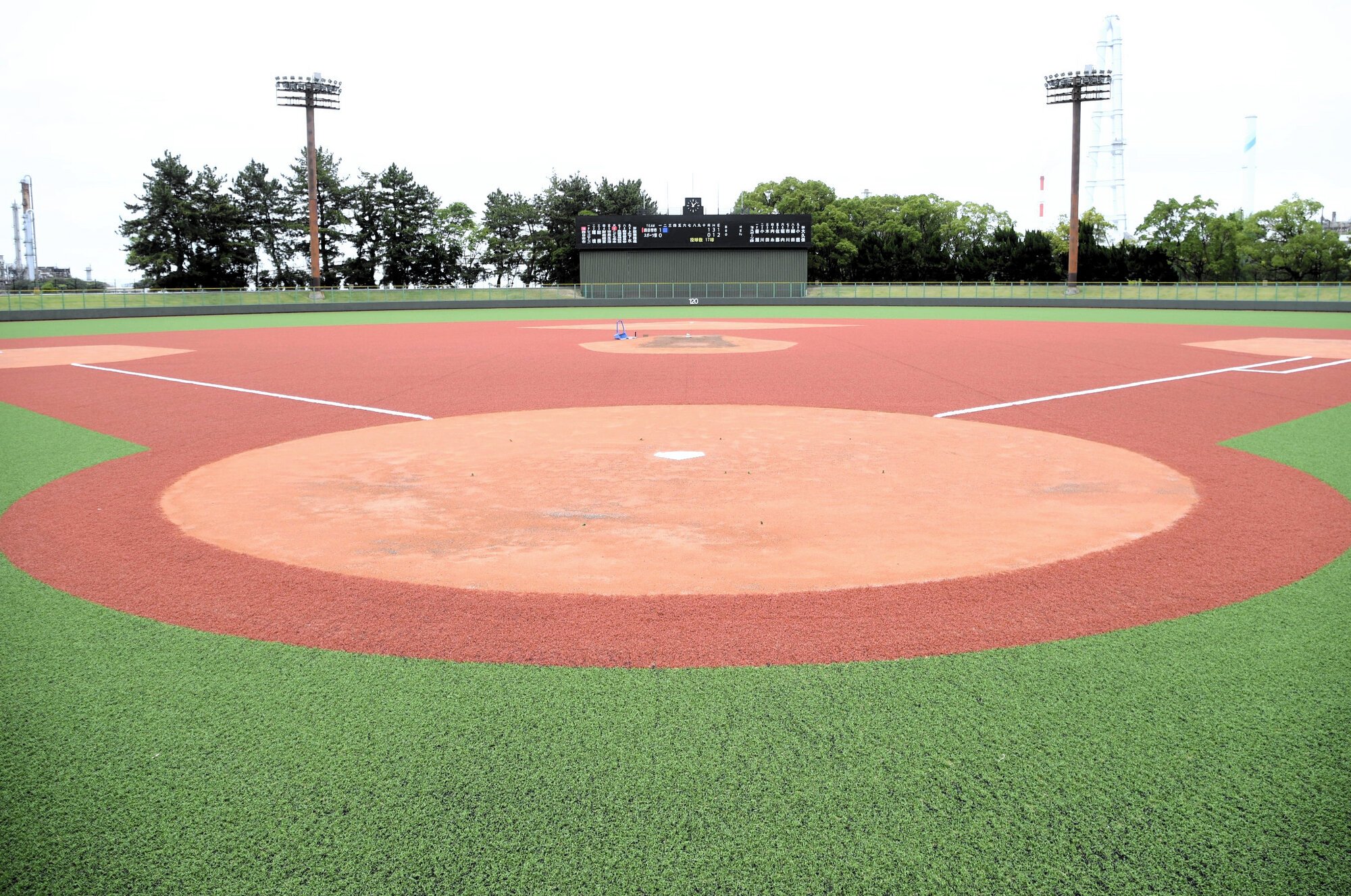 人工芝になったグラウンド=2026年6月24日午前11時6分、三重県四日市市羽津甲、中川史撮影