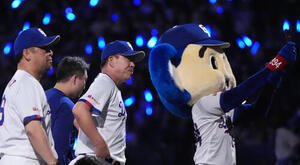 中日対DeNA　試合終了、中日井上一樹監督(中央)はスタンドの観客にあいさつをする(撮影･森本幸一)