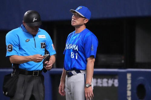 中日対DeNA 6回表終了、相川亮二監督(右)は選手交代を告げる(撮影･森本幸一)