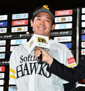 ソフトバンク対オリックス　プロ初勝利を挙げ、笑顔でヒーローインタビューを受けるソフトバンク鈴木豪太(撮影･岩下翔太)